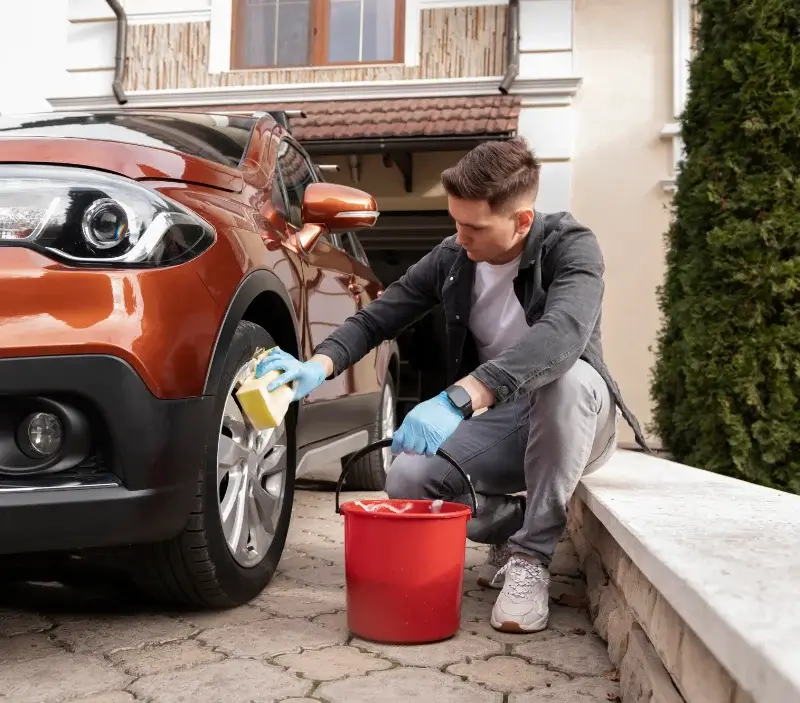Lavage auto à domicile Clussais-la-Pommeraie : professionnel intervenant sur un véhicule